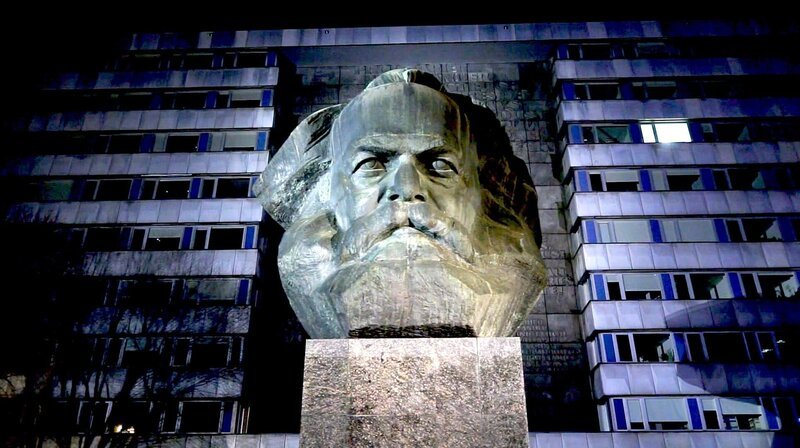 Welche Geschichte steckt hinter der riesigen Fläche in Chemnitz rund um den berühmten Karl-Marx Kopf? Unsere Städte erzählen Geschichten. Jedes Haus, jeder Platz hat seine eigene. Viele davon sind verbunden mit dem Krieg. – Bild: MDR