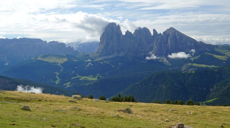 Blick von der Raschötz-Schutzhütte auf Sella-Massiv, Langkofel und Plattkofel – Bild: SWR Blick von der Raschötz-Schutzhütte auf Sella-Massiv, Langkofel und Plattkofel – Bild: SWR