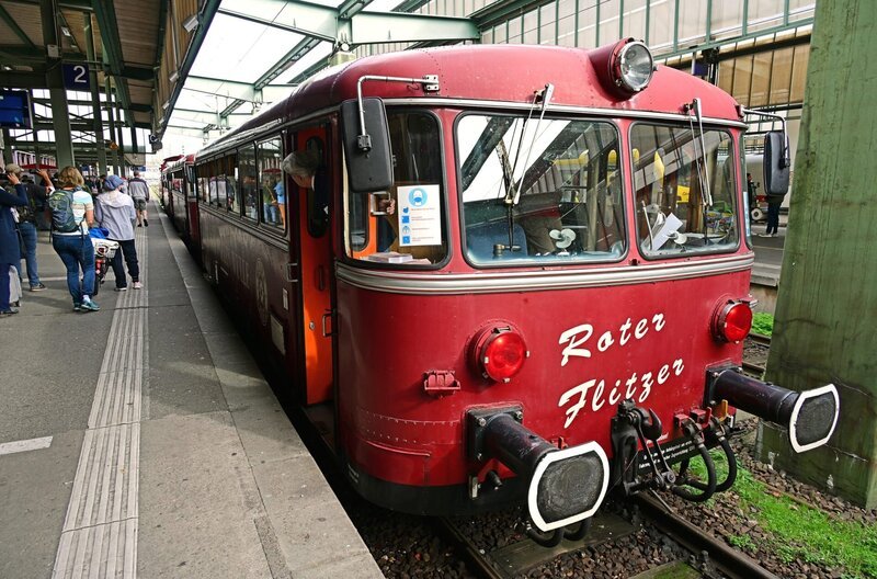 Auch „Der Rote Flitzer“ – ein Schienenbus ist zum Jubiläum gekommen und macht Sonderfahrten rund um Stuttgart. – Bild: SWR