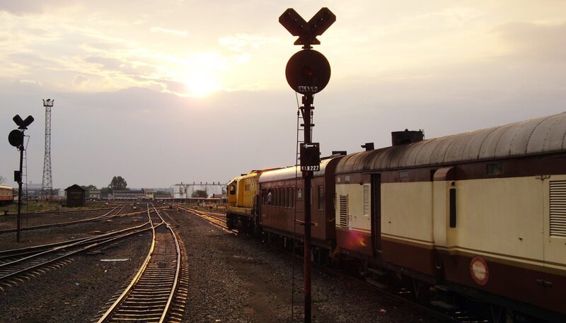 Der Shongololo Express verlässt Bulawayo (Zimbabwe) am Abend. – Bild: SWR/​Alexander Schweitzer
