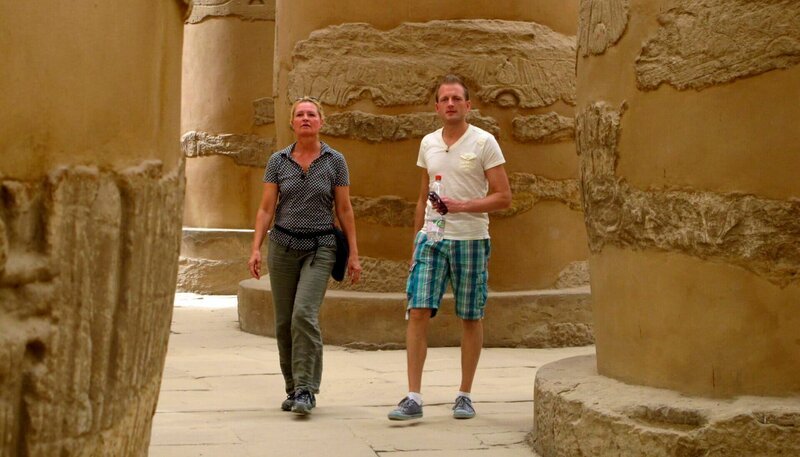 Deck-Kadett Christian Baumann und Hausdame Dodo Doppler in der Säulenhalle des Karnak-Tempels in Karnak, Ägypten. – Bild: NDR/​BR/​Bewegte Zeiten GmbH/​Christian Hattesen