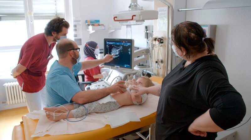 Sophie und Kinderarzt Mario Berwald (2.v.l.) beim Ultraschall. – Bild: HR/​FLOW media company