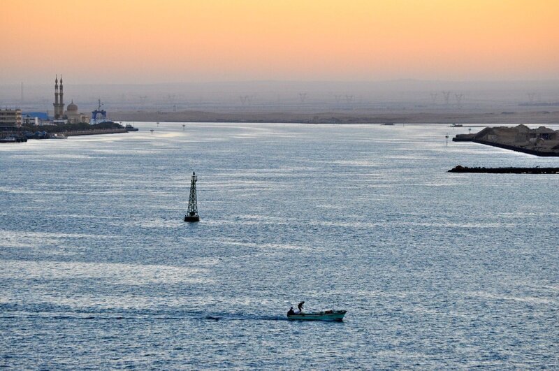 Morgengrauen im Suezkanal. – Bild: BR/​Christian Hattesen