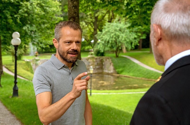 Erik (Sven Waasner, l.) erzählt Alfons (Sepp Schauer, r.), dass er Yvonne auf die Probe stellen will. – Bild: ARD/​WDR/​Thomas Neumeier