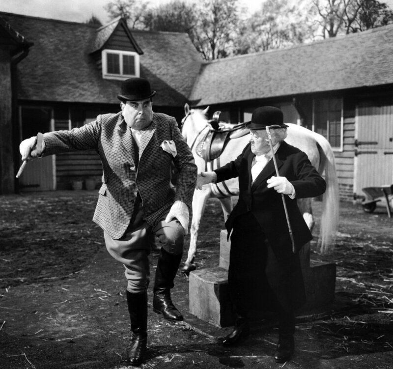 Hat Miss Marple (Margaret Rutherford, r.) in Hector (Robert Morley, l.) bereits den Mörder gefunden? – Bild: Warner Bros. Lizenzbild frei