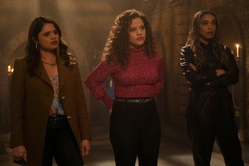 (L – R): Melonie Diaz as Mel Vera, Sarah Jeffery as Maggie Vera and Lucy Barrett as Kaela Danso – Bild: 2022 The CW Network, LLC. All Rights Reserved.