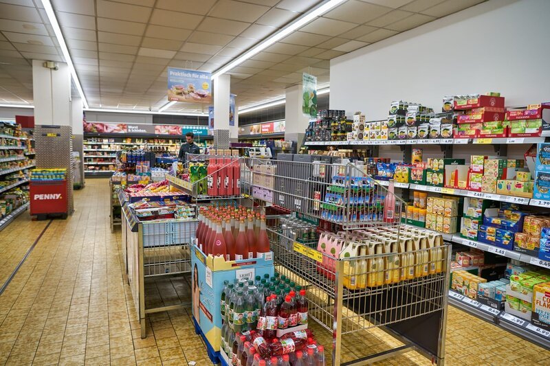 interior shot of Penny supermarket in Berlin. Penny is a discount supermarket chain based in Germany. – Bild: Shutterstock /​ Shutterstock /​ Copyright (c) 2019 Sorbis/​Shutterstock. No use without permission. Editorial Use Only.