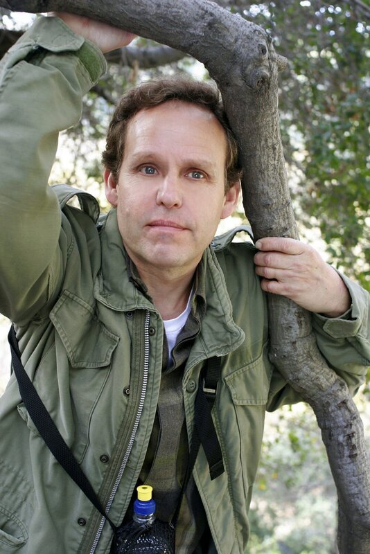 (2. Staffel) – Wenn Dr. Larry Fleinhardt (Peter MacNicol) nicht gerade Charlie und Don bei ihren Fällen hilft, verbringt er seine Freizeit beim Wandern … – Bild: Paramount Network Television Lizenzbild frei