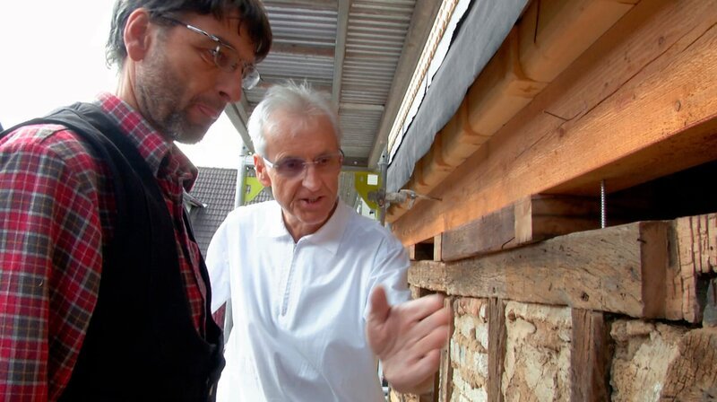 Der Augenarzt Helmut Schraml (rechts) und der Zimmermann Robert Malessa aus Ober-Ohmen im Vogelsberg engagieren sich für die Erhaltung ihres Dorfes. – Bild: HR