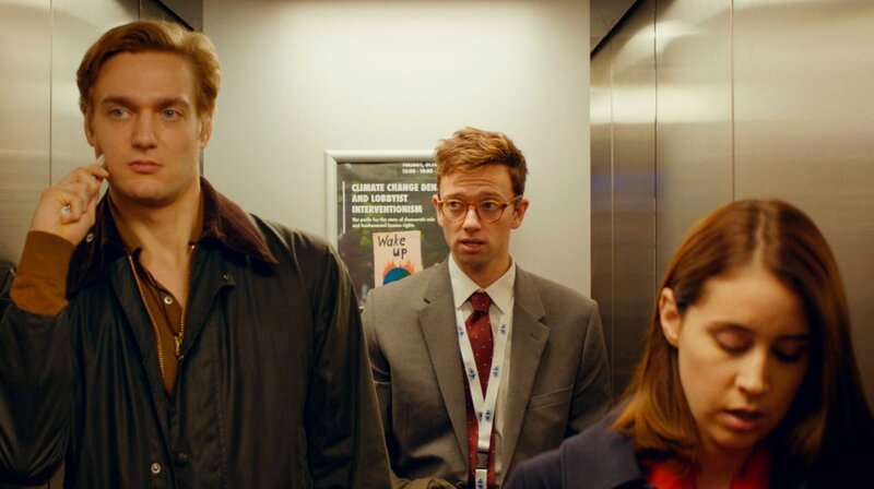 V. l. n. r.: Toto (Lucas Englander), Samy (Xavier Lacaille) und Rose (Liz Kingsman) im Fahrstuhl. – Bild: WDR/​Jo Voets