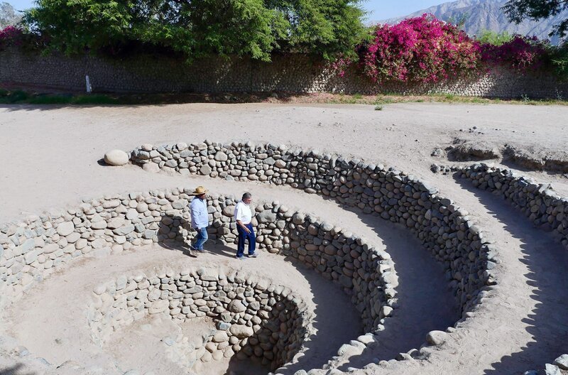 Wer Wasser hat, hat Macht: In der peruanischen Wüste kann nur überleben, wer erfinderisch ist. In Nazca transportieren unterirdische Kanäle Wasser aus großer Entfernung auf die Felder – seit Jahrtausenden. – Bild: doc.station /​ Wer Wasser hat, hat Macht: In der peruanischen Wüste kann nur überleben, wer erfinderisch ist. In Nazca transportieren unterirdische Kanäle Wasser aus großer Entfernung auf die Felder ? – seit Jahrtausenden.