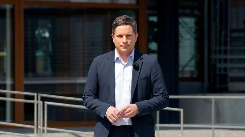 Frank Bräutigam vor dem Bundesverfassungsgericht, Karlsruhe. – Bild: SWR Frank Bräutigam vor dem Bundesverfassungsgericht, Karlsruhe. – Bild: SWR