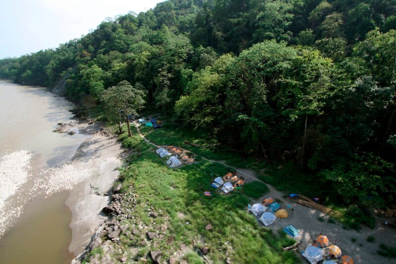 Picture shows: The team’s jungle basecamp on the river bank in southern BhutanPicture shows: The teamâ€™s jungle basecamp on the river bank in southern Bhutan – Bild: HR/​NDR/​Jonny Keeling/​BBC
