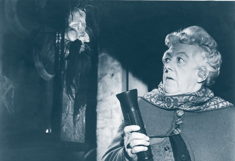 Hobbydetektivin Miss Marple (Margaret Rutherford) entdeckt bei ihrem neusten Fall so einige Kuriositäten. Anscheinend hat der Verdächtigte einen geheimen Raum mit seltsamen Schätzen … – Bild: Warner Brothers Lizenzbild frei