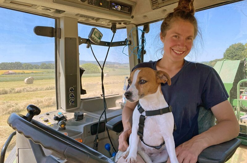 Franziska hat die elterliche Landwirtschaft im hessischen Gilsa auf „Bio“ umgestellt. – Bild: HR Franziska hat die elterliche Landwirtschaft im hessischen Gilsa auf „Bio“ umgestellt. – Bild: HR