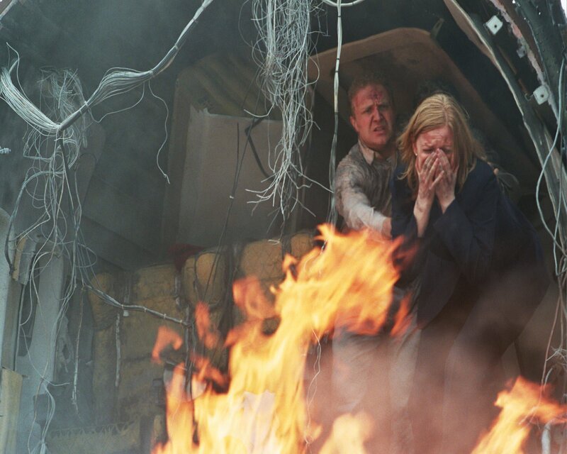 Two passengers (actors Tammy Fitzgerald and Jeremy Mitchell) attempt to flee the burning plane. – Bild: Cineflix