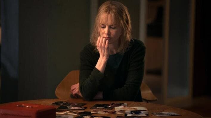 Etwas stimmt hier nicht: Christine (Nicole Kidman) beginnt an ihrem Mann zu zweifeln. – Bild: ARD Degeto/​Splendid Film