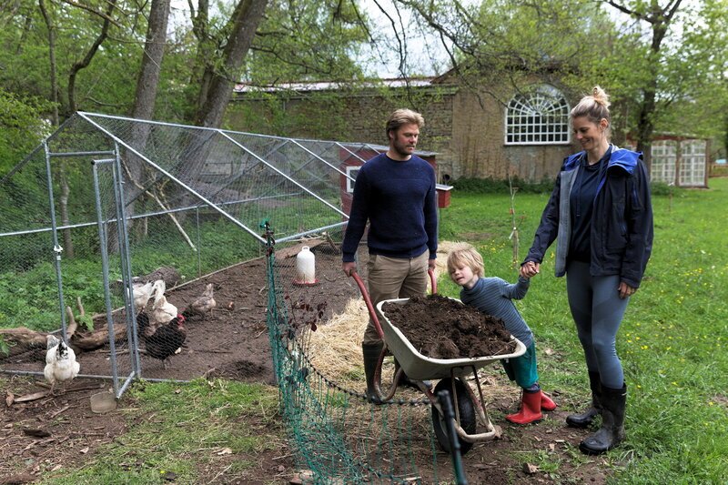 Unsere eigene Farm Selbstversorgen lernen Seit 2019 bauen sich Michael und Sara Niedrig mit Sohn Max ein Leben als Selbstversorger auf. SRF/​ZDF Studios – Bild: SRF2