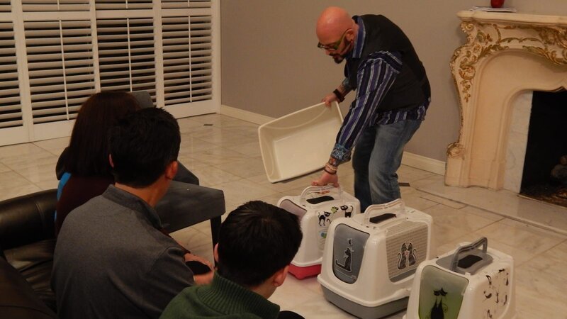 Jackson Galaxy presenting litter boxes to the family. – Bild: Discovery Communications