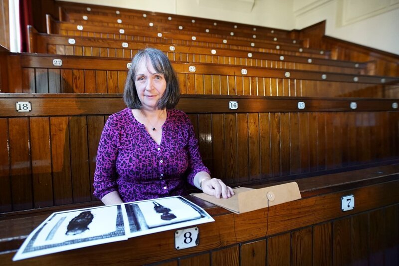 Dr. Joyce Tyldesley – Egyptologist – pictured with images of the mummified fetus’ found in Tut’s tomb – Bild: Blink Films