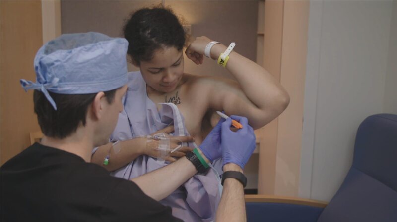 Dr Barlow marks Anna’s skin for the surgery. – Bild: TLC /​ Discovery Communications