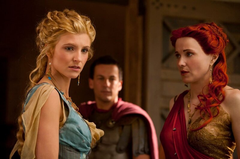 Glaber (Craig Parker, M.) will nicht an dem Fest teilnehmen, das Batiatus für ihn ausgerichtet hat, sondern reist nach Rom ab. Doch seine Frau Ilithyia (Viva Bianca) bleibt und besucht mit Lucretia (Lucy Lawless, M.) zum ersten Mal die Gladiatorenschule. Sie ist fasziniert von diesen Männern … – Bild: Spartacus:Ę Blood and Sand ©2009 Starz Entertainment, LLC