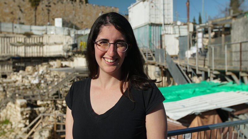 Archäologin Nitsam Shalom bei der Ausgrabungsstätte Giv’ati Parking Lot, Israel (Landschaft) – Bild: Windfall Films Ltd.