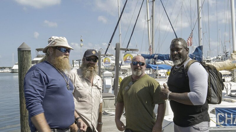 Chuck Meier, Moe Mottice und Mike Still stehen neben dem Boot. – Bild: Science Channel /​ Discovery Communications, LLC