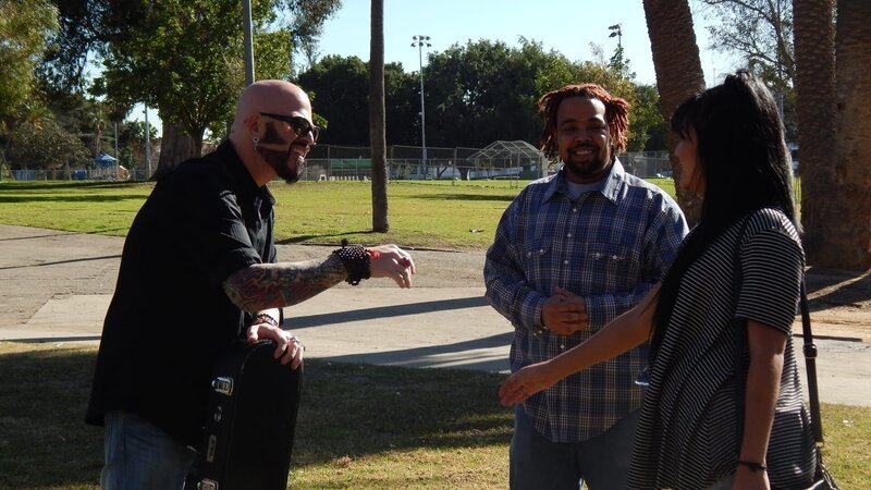 Jackson Galaxy and Chris talking with a woman in a park. – Bild: Animal Planet /​ Discovery Communications