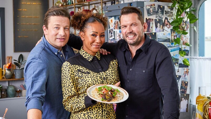 V.l.: Jamie Oliver, Mel B, Jimmy Doherty – Bild: TVNOW /​ David Loftus /​© 2019 Jamie Oliver Enterprises Limited