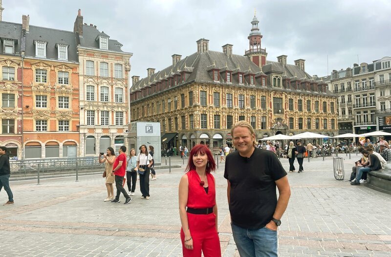 Björn Freitag(r) mit der französischen Sängerin Perrine Barrois in der Innenstadt von Lille, Frankreich. – Bild: WDR/​2bild GmbH/​Anja Tanas