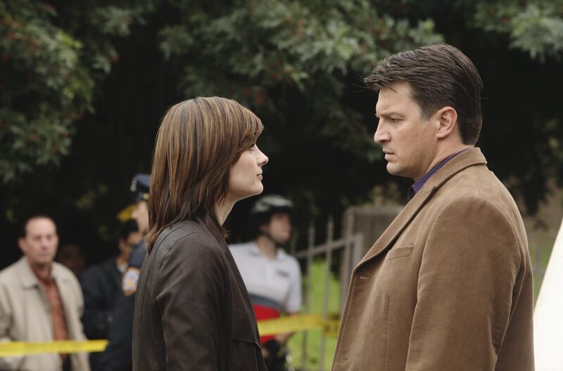 Richard Castle (Nathan Fillion, r.) fühlt sich verantwortlich dafür, dass das Leben von Kate Beckett (Stana Katic, l.) in Gefahr ist. – Bild: ABC Studios Lizenzbild frei