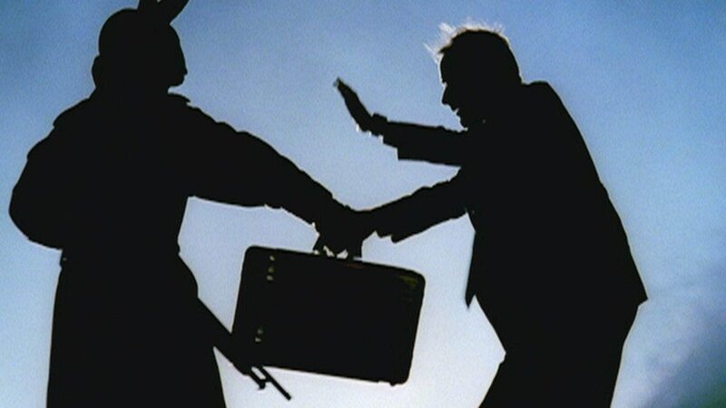 Logan (Tom Irwin, r.) übergibt dem Entführer (Darst. unbekannt) eine Million Dollar. – Bild: TVNOW /​ CBS