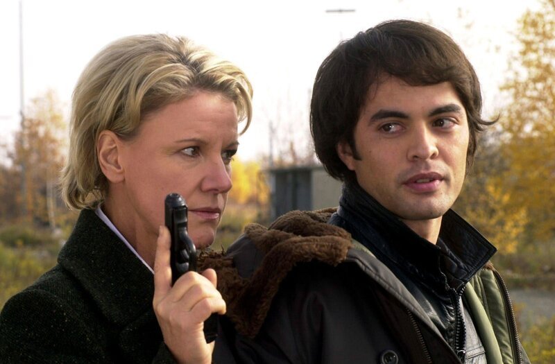 Mona Seiler (Mariele Millowitsch) hat Milan (Nikolai Kinski) endlich in ihrer Gewalt. Hat sie damit auch den Mörder gefaßt? – Bild: ORF/​RTL