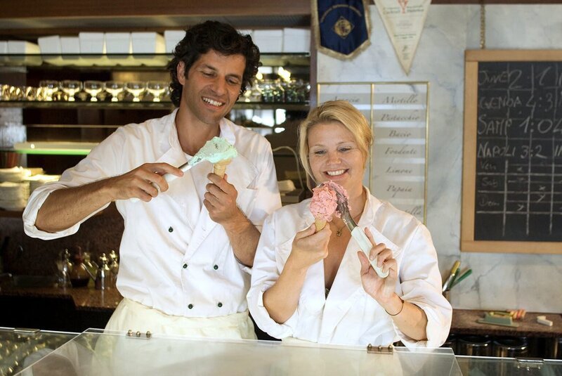 Lissy (Annette Frier, r.) wird von Fabio (Pasquale Aleardi, l.) in die Kunst des „Eiskugelns“ eingewiesen. – Bild: Sat.1 Eigenproduktionsbild frei