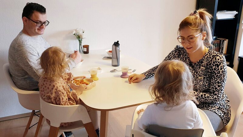 Mutter Nina (27) und Vater Semjon (30) mit den beiden Töchtern Hannah (4) und Palina (2,5) beim Mittagessen. Der Tisch im Wohnzimmer ist nicht nur im Lockdown Dreh- und Angelpunkt des Familienlebens. – Bild: MDR/​Carolin Hillner