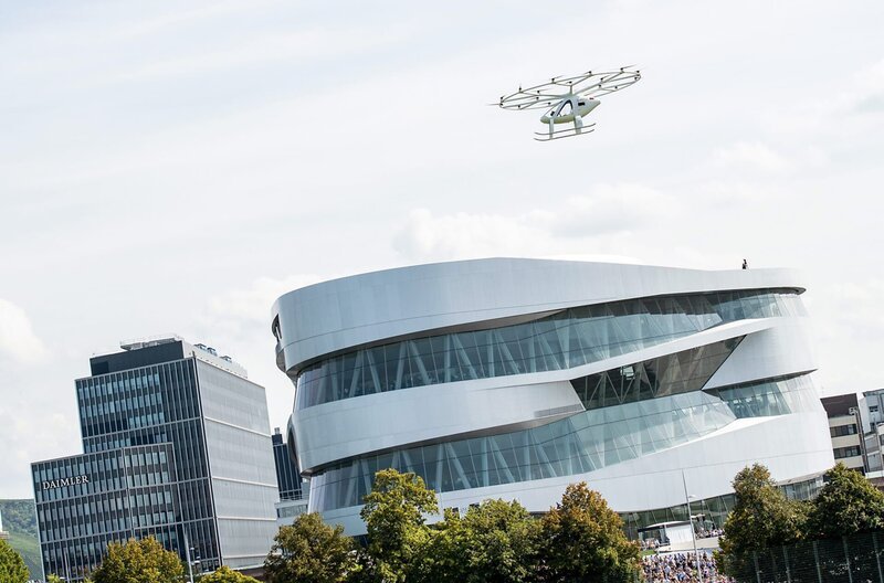 Exklusiv vor dem Mercedes-Benz Museum in Stuttgart: Erster erfolgreicher urbaner Flug des Volocopter in Europa. – Bild: SWR /​ Volocopter