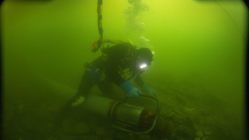 Scuba diver with underwater dredger. – Bild: David Reichert /​ Discovery Channel/​David Reichert /​ 33321_ep414_001.jpg