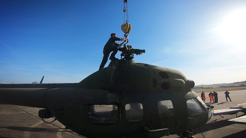 Vorbereitung des russischen Hubschraubers für den Transport. – Bild: Warner Bros. Discovery