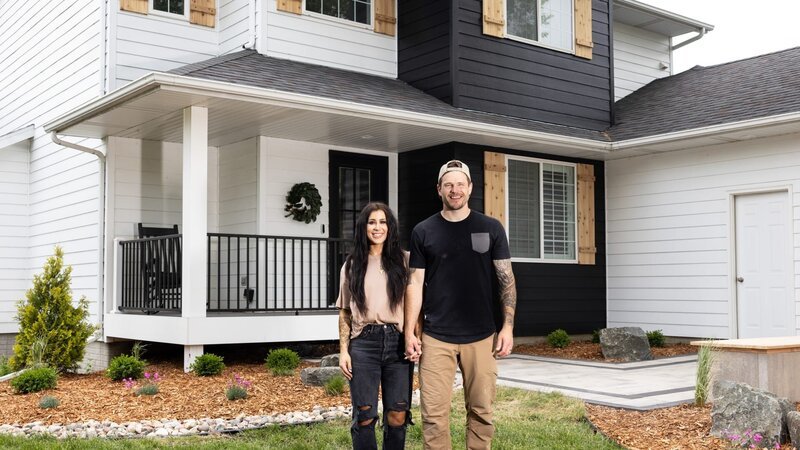 As seen on HGTV’s Farmhouse Fabulous, a portrait of Chelsea and Cole DeBoer at the Vanden-Bosch home. – Bild: 2022 Warner Bros. Discovery, Inc. or its subsidiaries and affiliates. All rights reserved.