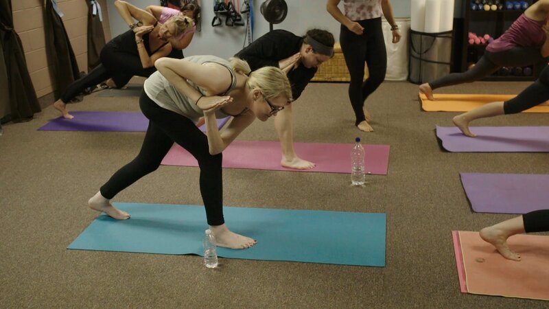 Sarah does yoga pre-skin surgery. – Bild: TLC /​ Discovery Communications