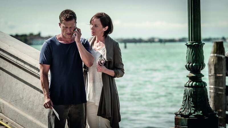 Als die Situation ernst wird, bricht Tilda mit ihrem Opa zu einer Reise nach Venedig auf, wo dieser einst seiner geliebten verstorbenen Frau einen Heiratsantrag gemacht hatte. Tildas Eltern (Til Schweiger, l. und Jeanette Hain, r.) reisen besorgt hinterher. Ein turbulentes Abenteuer beginnt … – Bild: 2014 barefoot films GmbH, SevenPictures Film GmbH, Warner Bros. Entertainment GmbH. All rights reserved. / Gordon A. Timpen Lizenzbild frei Als die Situation ernst wird, bricht Tilda mit ihrem Opa zu einer Reise nach Venedig auf, wo dieser einst seiner geliebten verstorbenen Frau einen Heiratsantrag gemacht hatte. Tildas Eltern (Til Schweiger, l. und Jeanette Hain, r.) reisen besorgt hinterher. Ein turbulentes Abenteuer beginnt … – Bild: 2014 barefoot films GmbH, SevenPictures Film GmbH, Warner Bros. Entertainment GmbH. All rights reserved. / Gordon A. Timpen Lizenzbild frei