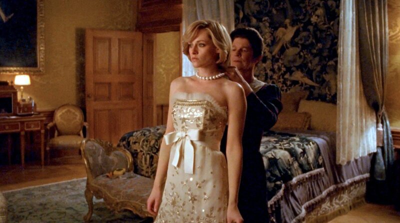 Diana (Kristen Stewart, vorne) bekommt die gehasste Perlenkette angelegt. – Bild: ARD Degeto/​DCM Film Distribution
