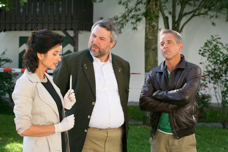 Noch am Tatort ermitteln Stadler (Dieter Fischer, m.), Bergmann (Florian Fitz, r.) und Dr. Eckstein (Petra Einhoff, l.), wer den Paparazzo ermordet hat. – Bild: ORF/​ZDF/​Christian A. Rieger