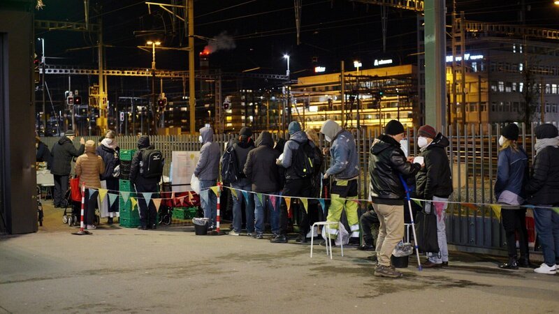 Ein allabendliches Bild mitten in Zürich. Anstehen für eine warme Gratismahlzeit. – Bild: SRF