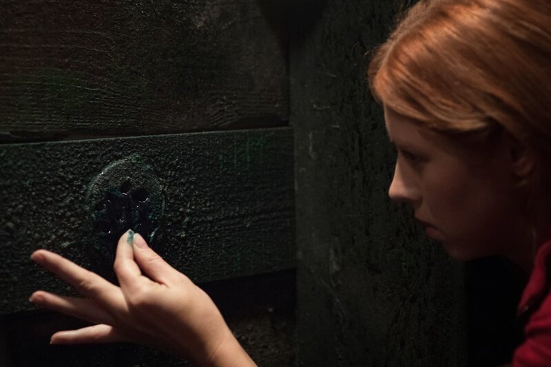 Siobhán (Hermione Corfield) nimmt Proben des unbekannten Schleims von der Schiffswand. – Bild: ZDF und MMAGUIRE.