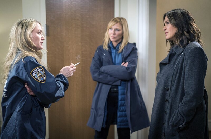 V.l.: Dr. Nicole Keller (Sarah Wynter), Detective Amanda Rollins (Kelli Giddish), Lieutenant Olivia Benson (Mariska Hargitay) – Bild: PLURIMEDIA (NBC)