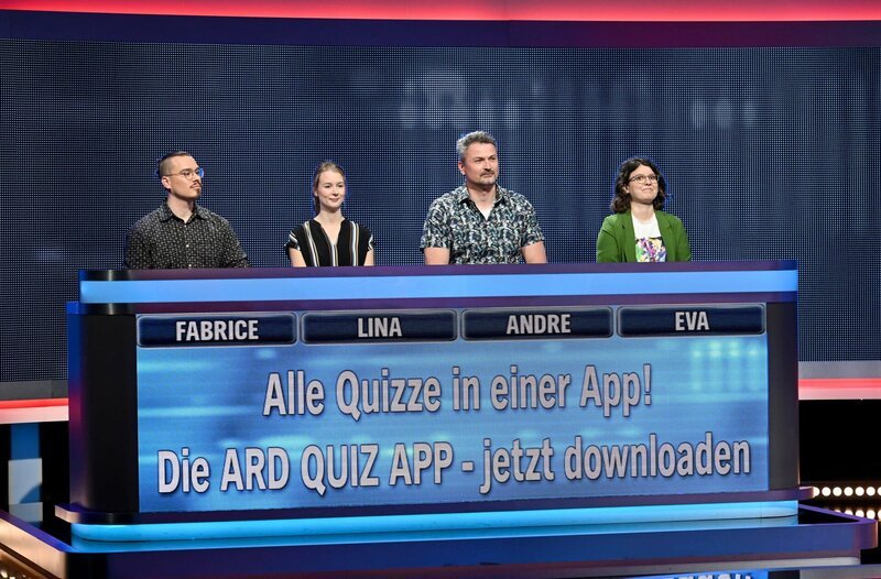 Die Kandidat:innen der Sendung (v.l.n.r.): Fabrice Böse, Lina Lorber, Andre Herrmann und Eva Priller. – Bild: ARD/​Uwe Ernst