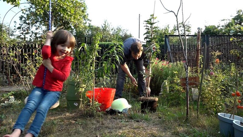 Henning, Anja und ihre Tochter Pauline haben im Baumarkt einen Obstbaum gekauft, der nun fachmännisch eingepflanzt werden muss. – Bild: RTL Zwei