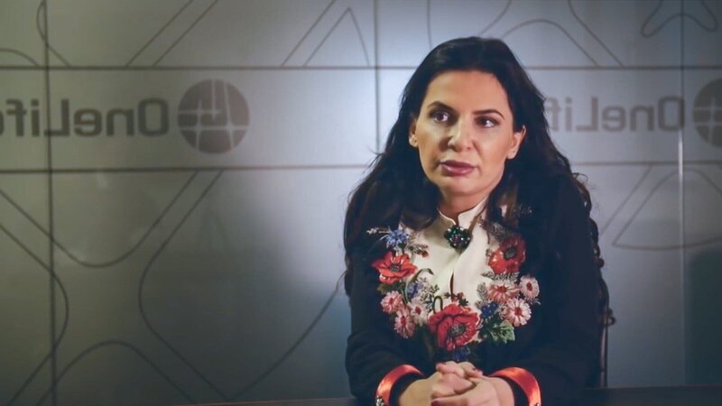 «OneCoin»-Gründerin Ruja Ignatova im Interview: Ihr Doktortitel in Rechtswissenschaft verlieh ihr Glaubwürdigkeit. – Bild: SRF/​a&o buero